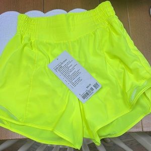 Lululemon shorty Hot HR Short 4” Size 2